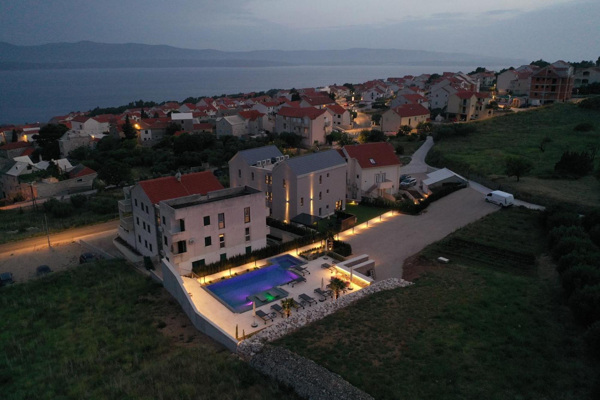 Grey House Apartment Bol Exterior photo